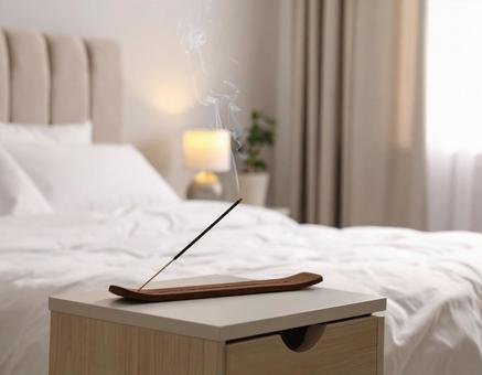 寝室のサイドテーブルに設置したお香の写真