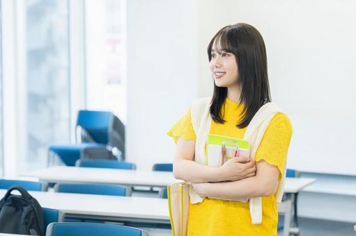 教室を歩く女子大学生 大学生,教室,笑顔の写真素材