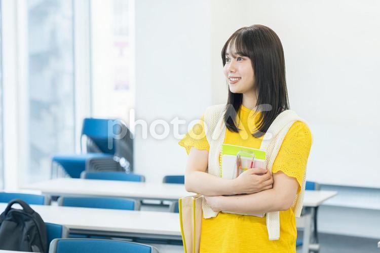 教室を歩く女子大学生 大学生,教室,笑顔の写真素材