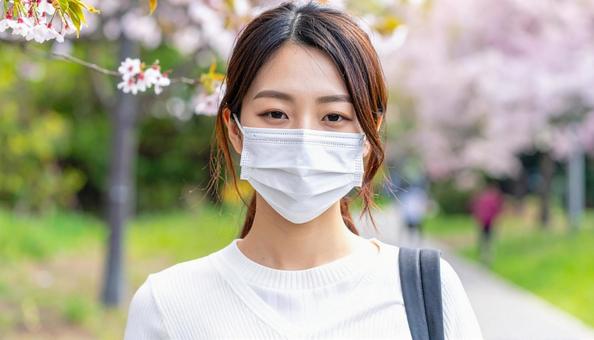 マスクをして辛そうにしている日本人女性 マスクをして辛そうにしている日本人女性の写真