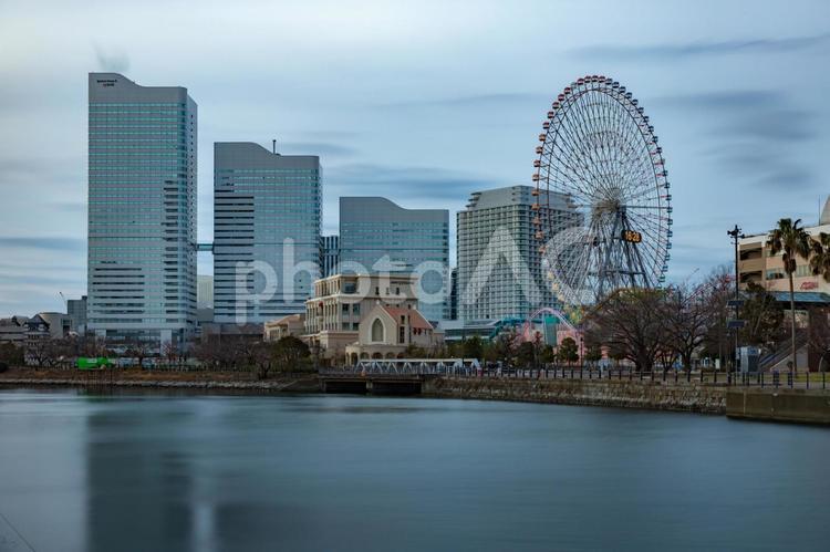 みなとみらいの風景 風景,コスモクロック,観覧車ビルの写真素材