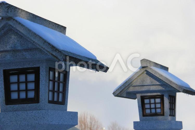 雪の積もった灯篭 灯篭,神社,仏閣の写真素材
