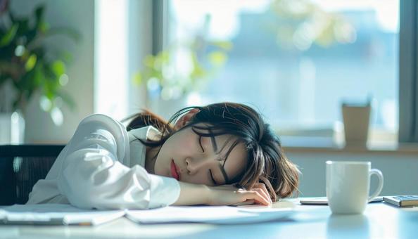 うたた寝する女性 うたた寝する女性の写真
