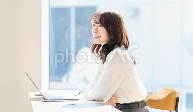 デスクワークをする女性・ビジネスウーマン 女性,笑顔,春の写真素材