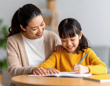 勉強している女の子 勉強している女の子の写真