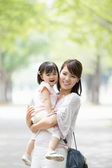 母親 育児 母親 育児 公園,女性,人物の写真素材