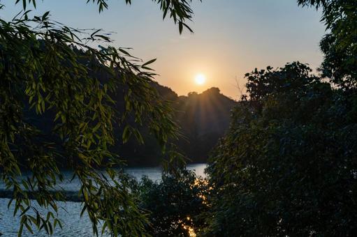 湖に沈む夕日 湖に沈む夕日 夕焼け,夕日,太陽の写真素材