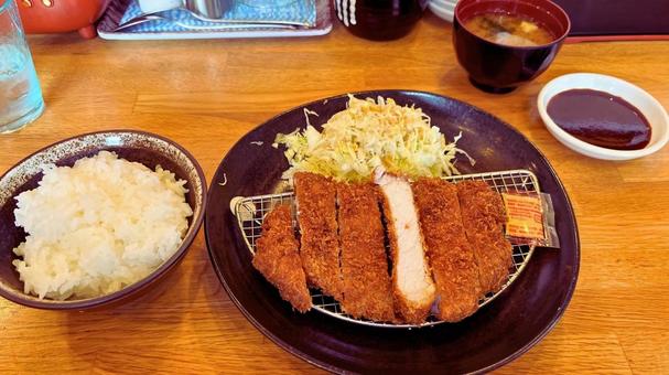 サクサクとんかつ定食の魅力 サクサクとんかつ定食の魅力の写真