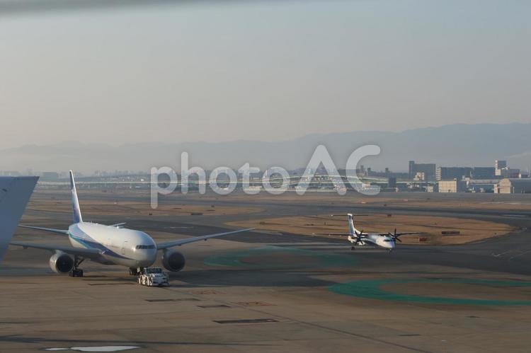 福岡空港、朝の旅客機 福岡空港,朝,飛行機の写真素材