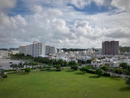 沖縄・北谷の爽やかなリゾートビュー 沖縄・北谷の爽やかなリゾートビュー 沖縄,北谷,芝生広場の写真素材