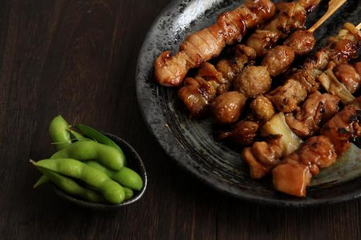 焼き鳥と枝豆の和風晩酌 焼き鳥,串焼き,枝豆の写真素材