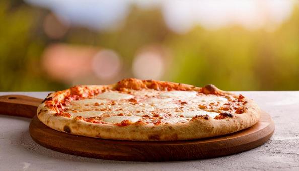 カッティングボードの上のピザマルゲリータ カッティングボードの上のピザマルゲリータの写真