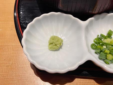 薬味のわさびとネギ 薬味のわさびとネギの写真