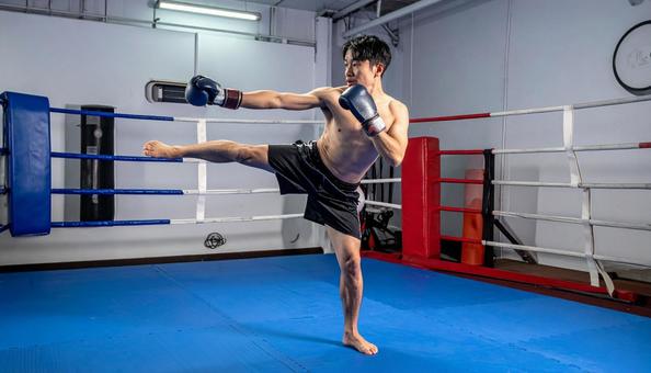 キックボクシングをする若い日本人男性 キックボクシングをする若い日本人男性の写真