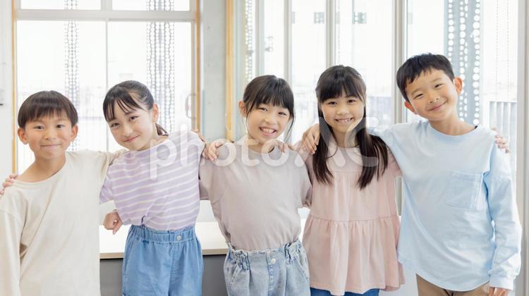 小学生　仲良し　仲間　肩を組む 小学生,塾,女性の写真素材