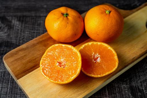 カットしたミカンと丸のミカン2 みかん,果物,カッティングボードの写真素材