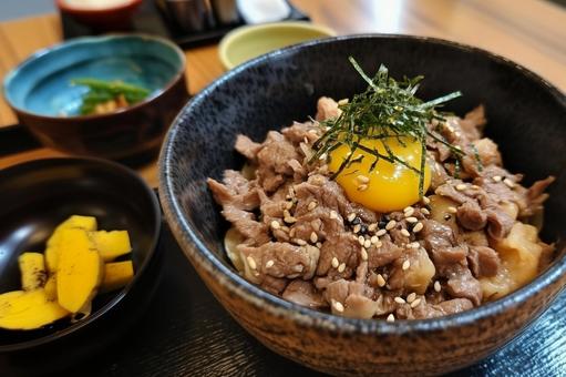 卵と牛丼 卵と牛丼の写真