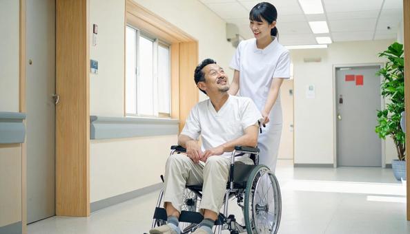 車椅子の患者と看護師 車椅子の患者と看護師の写真