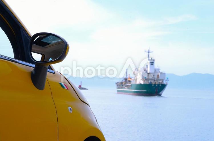 出港の船を見送るイタ車 港,海,車の写真素材