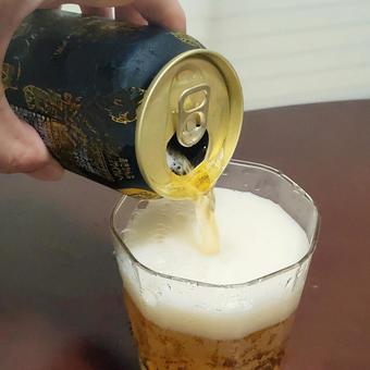 缶ビールをグラスに注ぐ グラス,缶ビール,注ぐの写真素材