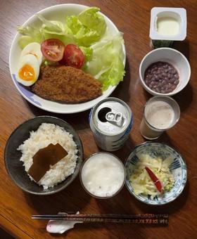 白身魚のフライに半熟卵とトマトなどの夕食 白身魚のフライに半熟卵とトマトなどの夕食 夕食,あきたこまちご飯,あきたこまちの写真素材