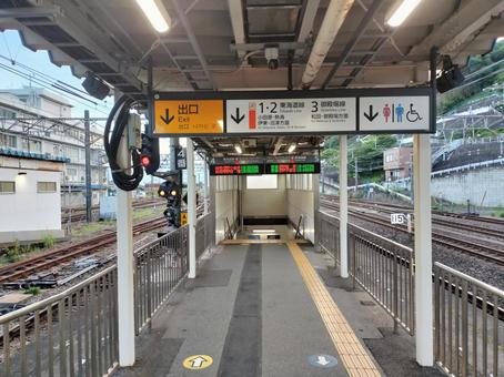 Kozu Station Platform 4 and 5 Path to the stairs, JPG