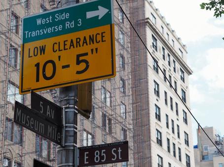 ニューヨーク標識板：5th×85th 標識板,道路標識,道路の写真素材