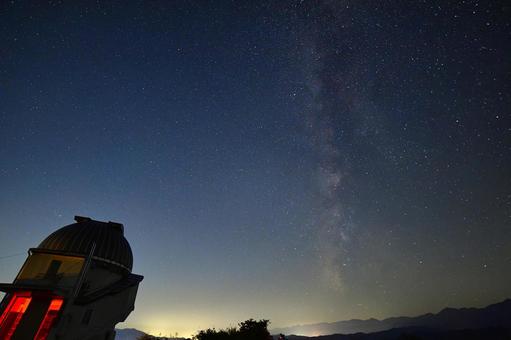 天文台と満天の星空 天文台と満天の星空 天文台,星空,天の川の写真素材