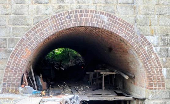 小さな世界が広がる トンネル,建物,風景の写真素材