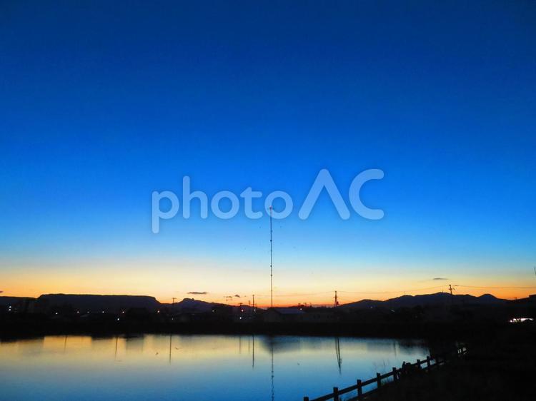８月上旬の野田池からの日の出 背景,日の出,朝焼けの写真素材