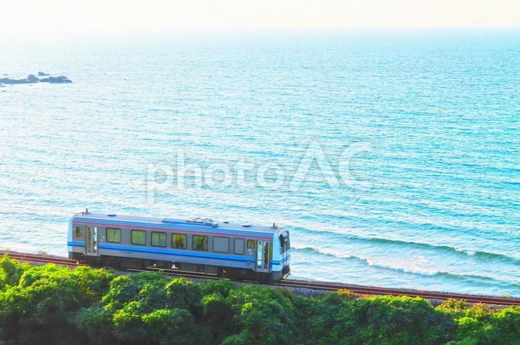 【島根県】海岸線を走る山陰本線 海岸線,海,風景の写真素材