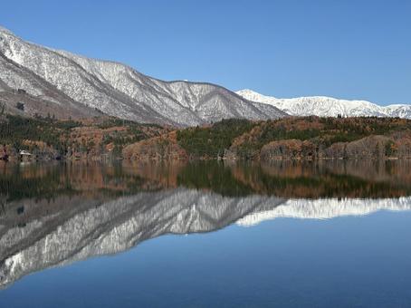 湖に映る冠雪の山並み　青木湖 青木湖,リフレクション,水鏡の写真素材