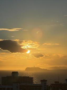 夕暮れ時の江ノ島 夕暮れ時の江ノ島の写真