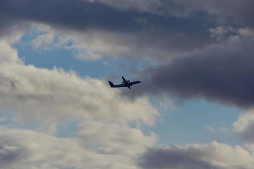 雲を背景に飛ぶプロペラ旅客機 雲を背景に飛ぶプロペラ旅客機の写真