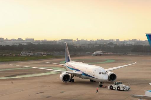 夕空に溶ける機影 夕空に溶ける機影の写真