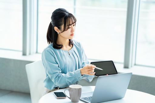 対話・説明する女性・ビジネスウーマン 対話・説明する女性・ビジネスウーマン 女性,ビジネス,笑顔の写真素材
