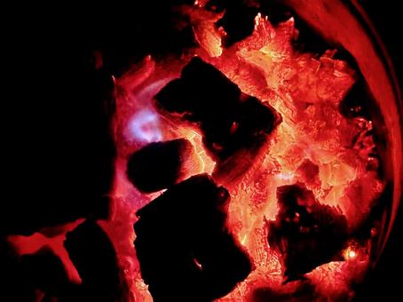 暗闇で妖しく燃える炭火の赤 炭火,炭,火の写真素材