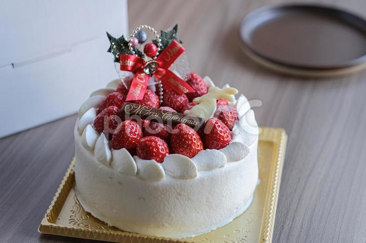 いちごたっぷりのクリスマスケーキ クリスマス,クリスマスケーキ,サンタの写真素材