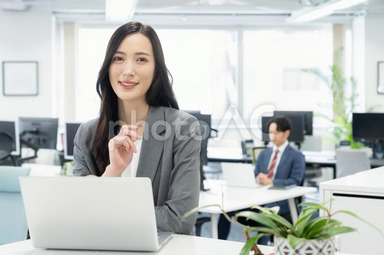オフィスで仕事をする若いビジネスウーマン ビジネス,女性,オフィスの写真素材