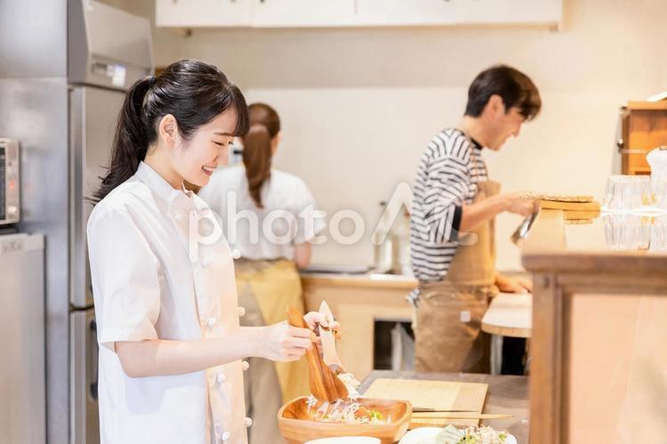 キッチン・厨房でサラダを調理するシェフ シェフ,調理師,カフェの写真素材