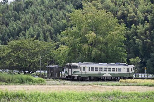 上総久保駅に停車中のキハ40の写真