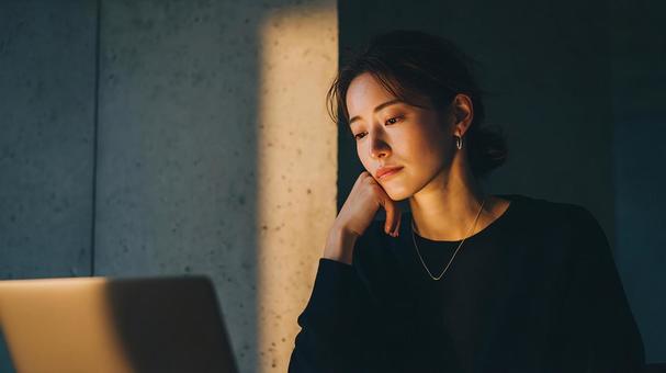 困惑した表情の女性会社員の写真