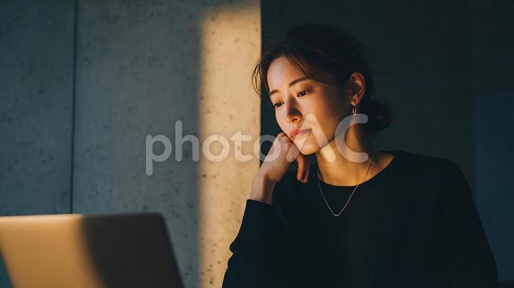 困惑した表情の女性会社員 女性,アジア人,日本人の写真素材