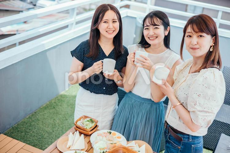 屋上でお茶会をする女性たち 女子会,カフェ,ランチの写真素材