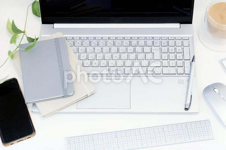 パソコンのあるシンプルな仕事中のデスク デスク,ビジネス,仕事の写真素材