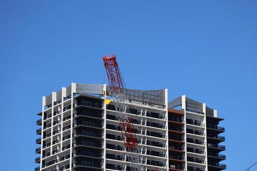 青空とクレーンとマンションのある街並み 青空とクレーンとマンションのある街並み 青空,クレーン,マンションの写真素材