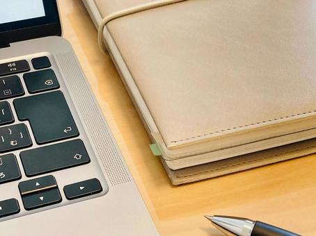 仕事をする(ノートPCと手帳) 仕事をする(ノートPCと手帳) ノートパソコン,手帳,スケジュール帳の写真素材