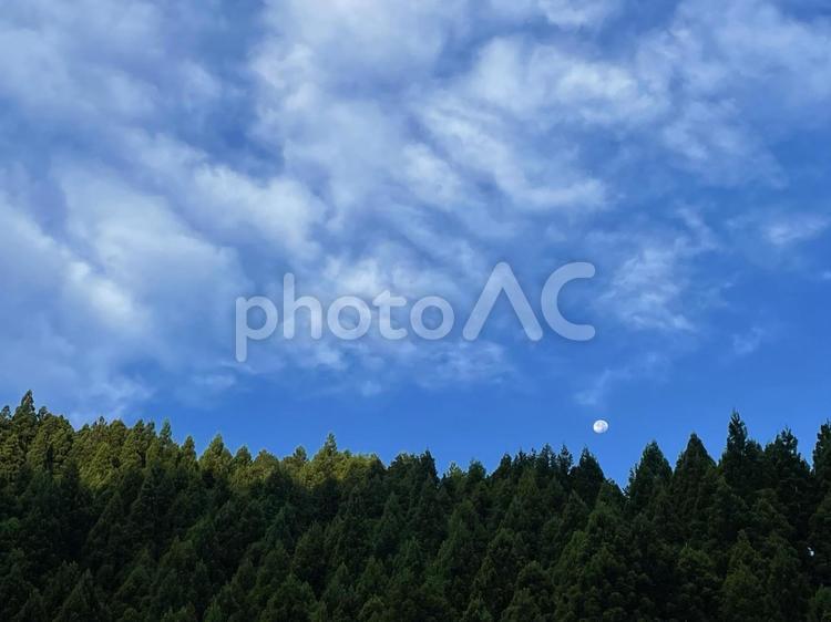 青空に映える　白い月 アウトドア,キャンプ,キャンプ場の写真素材