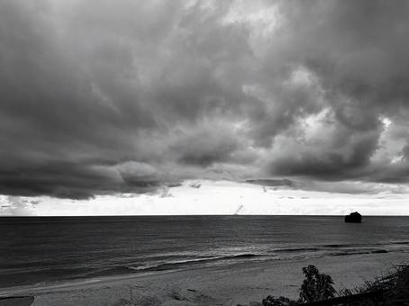 曇り空と海 モノクロ 曇り空と海 モノクロの写真