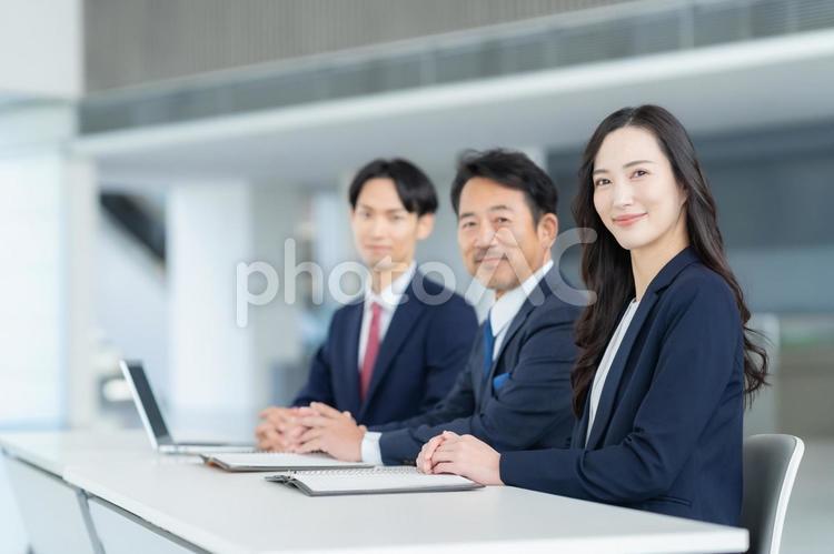 オフィスで会議をする男女のビジネスマン ビジネス,会議,オフィスの写真素材